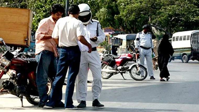 ٹریفک پولیس کاکریک ڈاؤن جاری،15ہزار چالان