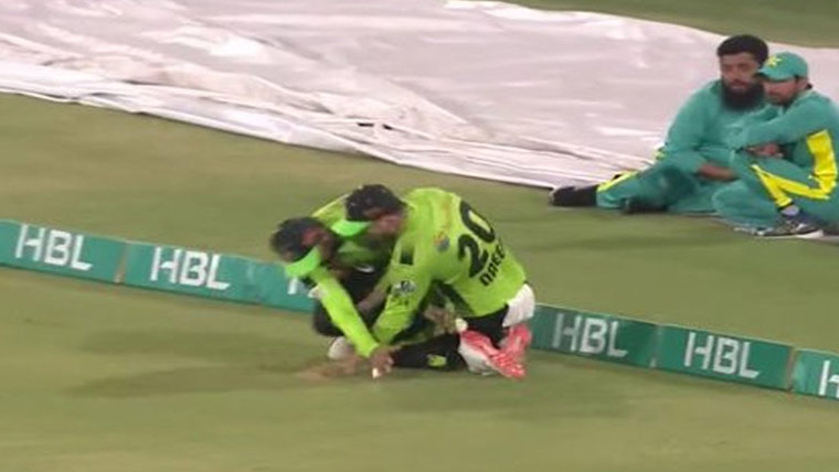 سپرلیگ فائنل،قلندرز کے دو  کھلاڑی آپس میں ٹکرا گئے