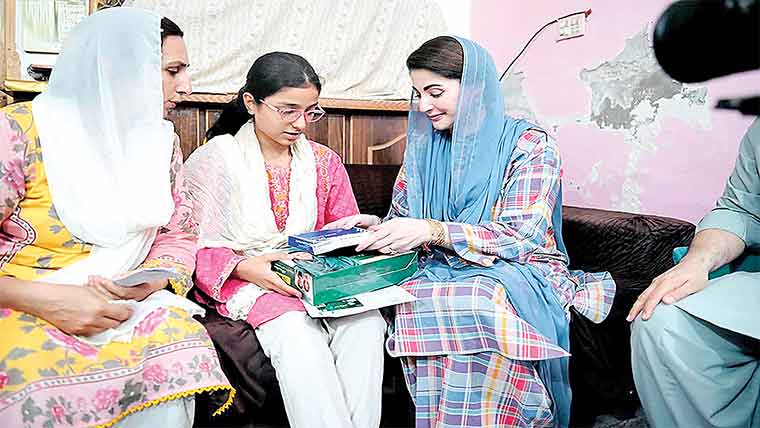 کمسن بچوں کیلئے مفت ــ سی ایم انسولین کارڈ کا آغاز : مریم نواز خود مریضوں کے گھر پہنچ گئیں 