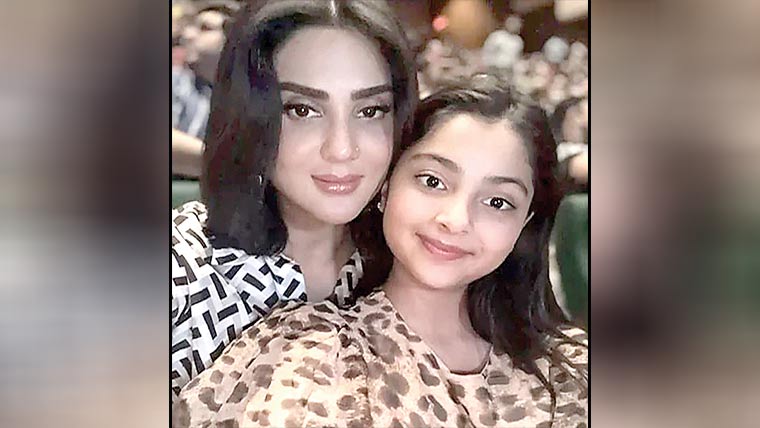 فضا علی بیٹی کو بالی ووڈ فلم دکھانے پر تنقید کی زد میں 