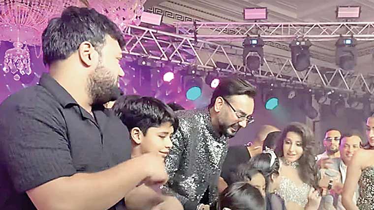 ڈکی بھائی نورا فتیحی کے سٹیج  پر بلانے پر ہکا بکا ہوگئے 