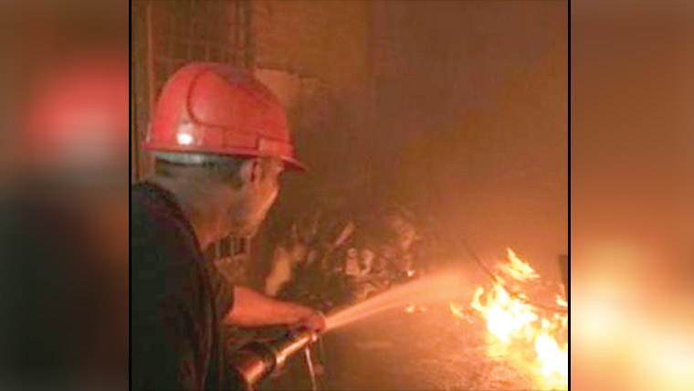 کپڑے کے گودام میں آتشزدگی  