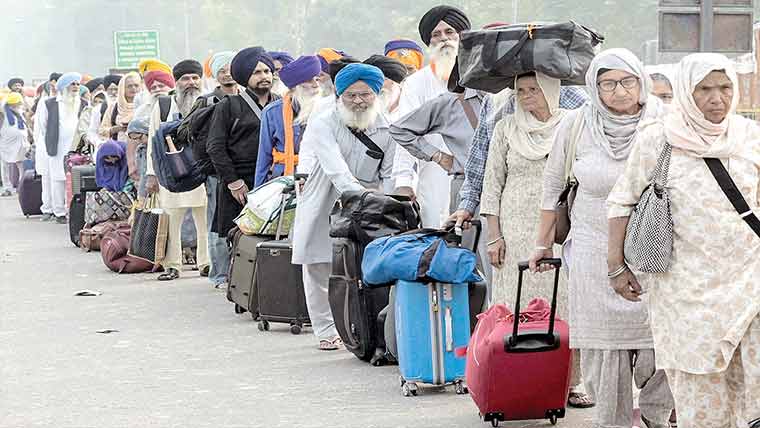 گورو نانک کا جنم دن :سکھ یاتریوں کی آمد ، واہگہ پر شاندار استقبال 