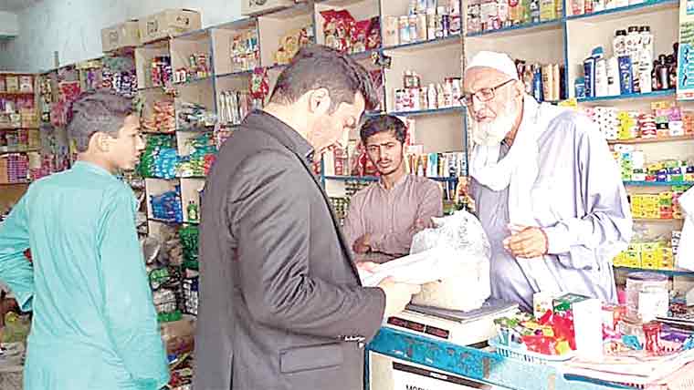 اسسٹنٹ کمشنر میانوالی کا  مختلف مارکیٹوں، د کا نوں پر اشیاء  خور ونوش کی قیمتوں کا جائزہ 