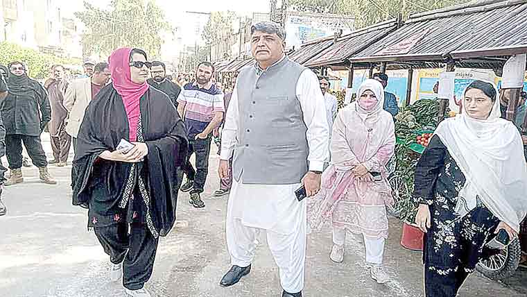 کمشنر کا خوشاب میں ماڈل ریڑھی بازار کا موقع پر جا کر معائنہ 