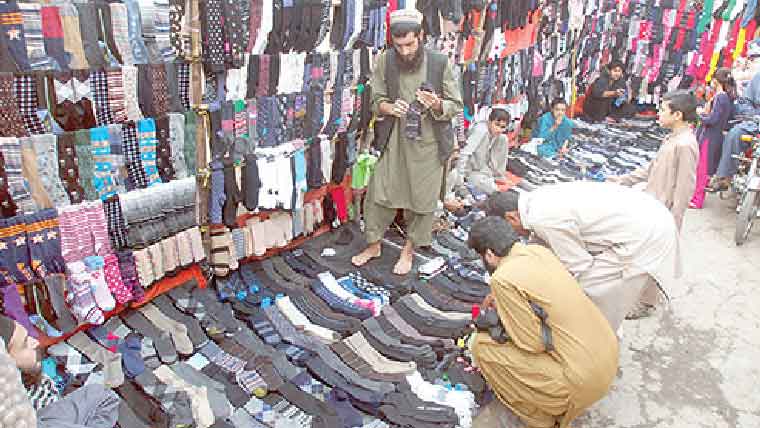 ریلوے لائن کے نزدیک پارک میں لنڈا بازار قائم