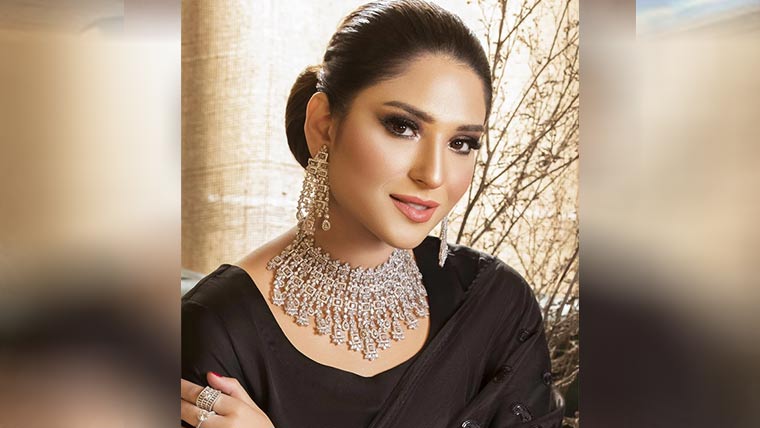 ایوارڈ شو میں8ہزار لوگوں کو  دیکھ کر گھبرا گئی تھی:رمشا خان