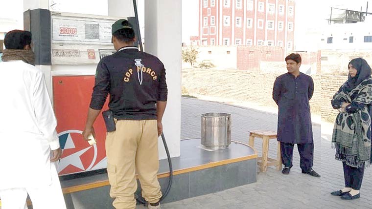 این او سی کے بغیر چلنے والا  پٹرول پمپ سیل کردیا گیا 