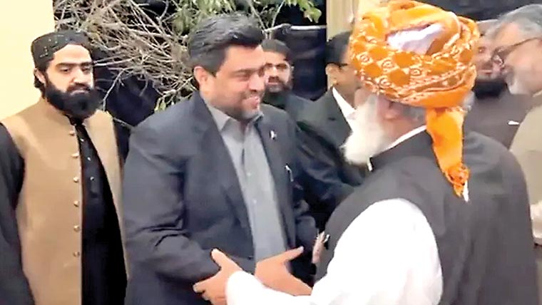 ایم کیو ایم وفد کی فضل الرحمن سے  ملاقات ،آئینی ترمیم کا مسودہ پیش 