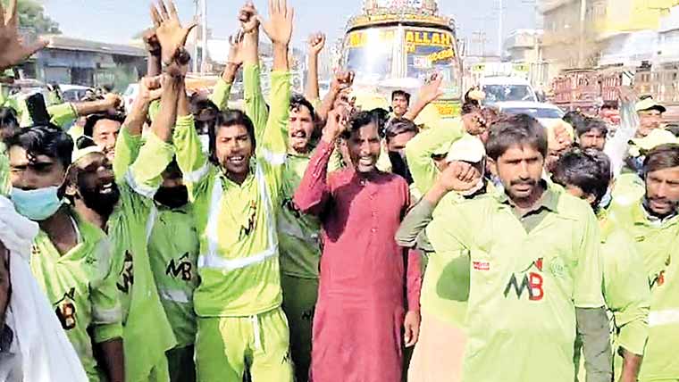 ستھرا پنجاب کے ورکرز کاتنخواہوں میں کٹوتی پر احتجاج 