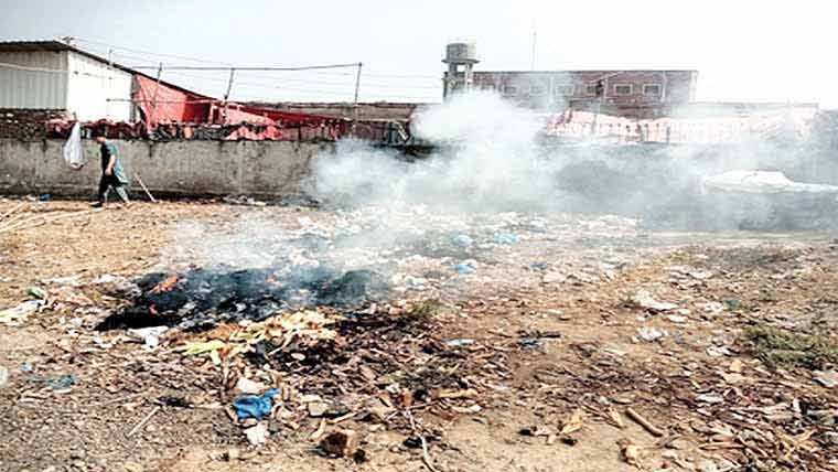 ریلوے کالونی میں  کوڑے کوآگ لگانامعمول 