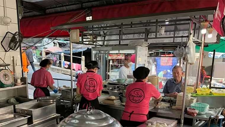 بیٹی کیلئے گھر جیسا کھانا ، والد کا یونیورسٹی کے باہر سٹال لگا لیا 