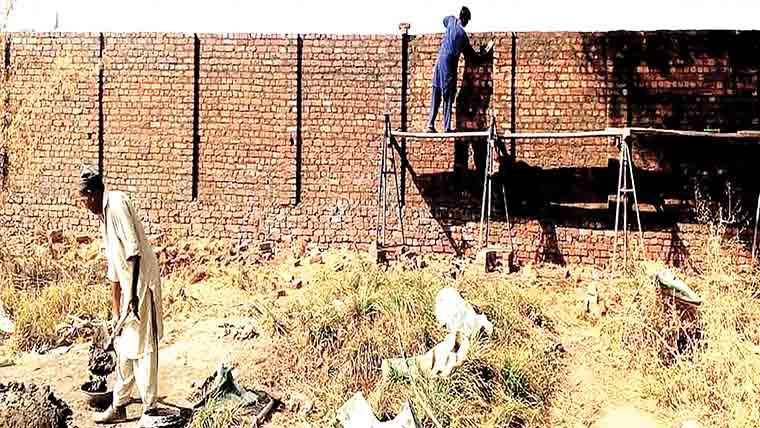  گورنمنٹ گرلز کالج شاہ پور صدر کی دیوار صرف پانچ دن میں تعمیر 