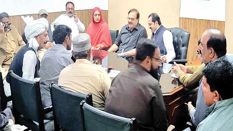 صوبائی محتسب کے کنسلٹنٹ ممتاز  احمد دیو کی کھلی کچہری،شکایات  سنیں،احکامات جاری 