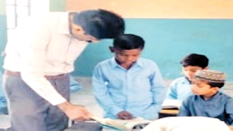 جڑانوالہ:ڈپٹی ایجوکیشن آفیسر کا  سرپرائز وزٹ، سکول میں صفائی  اور تعلیمی معیار کا جائزہ