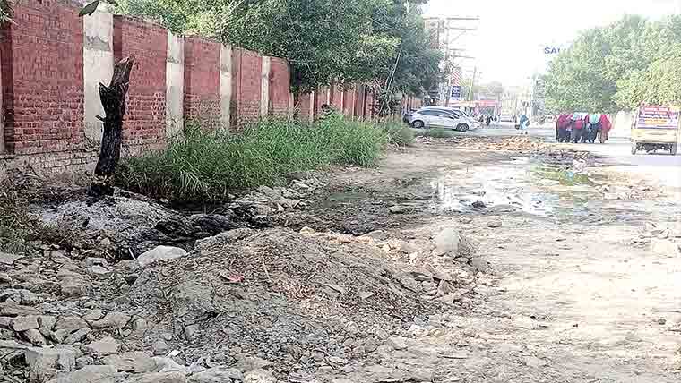  شہر میں کئی ماہ سے ملبے، مٹی کے ڈھیر موجود : ادارے ذمہ داری ایک دوسرے پر ڈالنے لگے