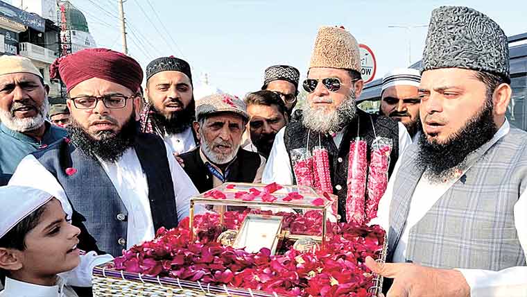  آقائے دوجہاں ؐکے موئے مبارک کی  راہوالی آمد، زیارت کر نیوالوں کا تانتا 