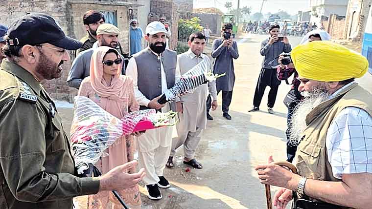 برطانیہ کے سکھ یاتریوں کا دورہ  گورو دوارہ کھارا صاحب مٹو بھائیکے 