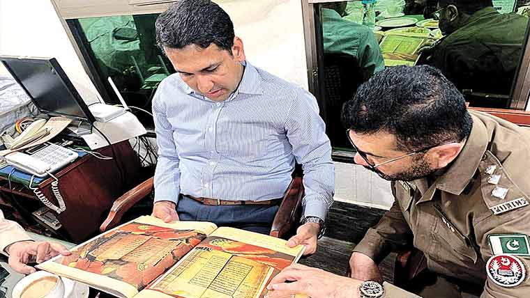  قرآن مجید کے قدیم قلمی نسخوں کی کلر  ٹرانسپیرنسی ،اے سی نے کاوشوں کو سراہا 