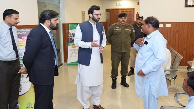 ٹو بہ :ڈپٹی کمشنر کا ہسپتال کا اچانک دورہ، سہولیات کا جائزہ