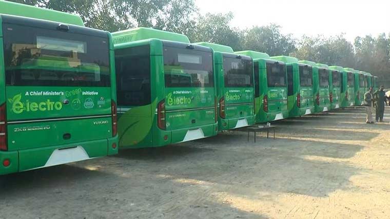 ٹھوکر :متعدد الیکٹرک بسوں  کی پچھلی سکرینیں ٹوٹ گئیں