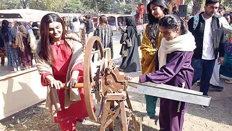 میانمار کے سفیر کا لوک ورثہ کا دورہ، خریداری بھی کی