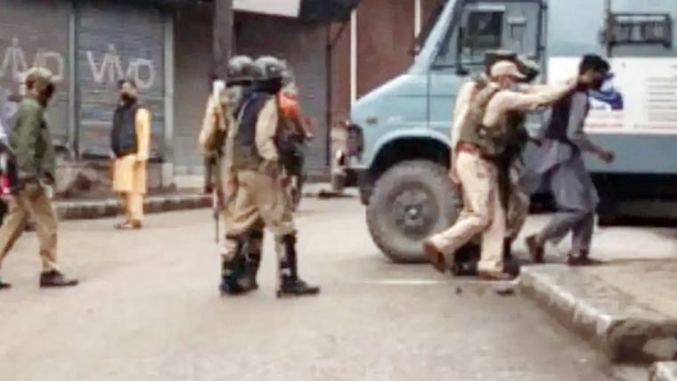 مقبوضہ کشمیر میں کریک  ڈاؤن،1500 افراد گرفتار 