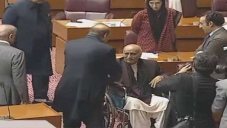 خورشید شاہ وہیل چیئر پر پارلیمنٹ  پہنچے ،نوازشریف ، شہبازشریف  نے خیریت دریافت کی 