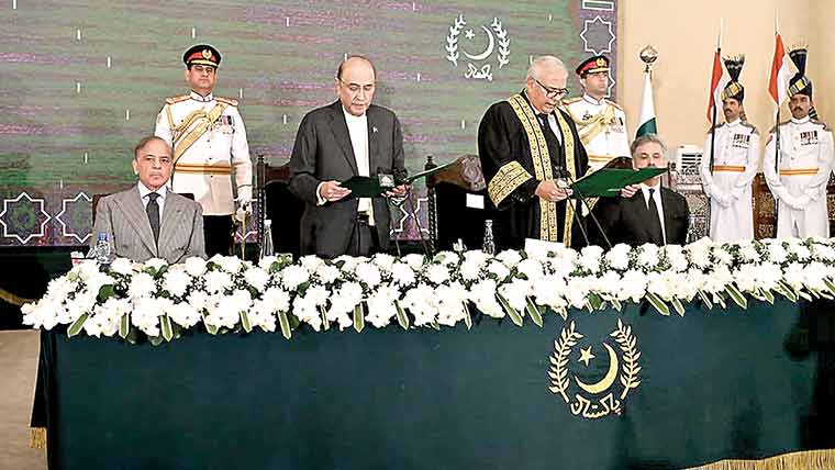 صدرزرداری نے جسٹس منصور علی شاہ اور اطہرمن اللہ کے استعفے منظور کر لیے:آئینی عدالت قائم،چیف جسٹس اور ججوں کا حلف