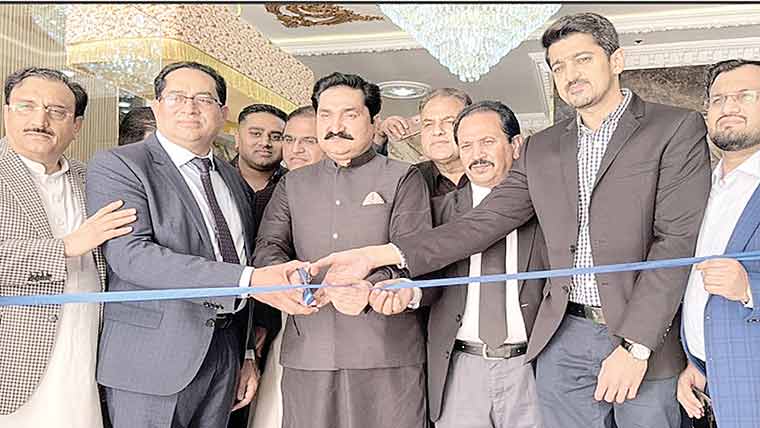 گجرات:عالمی معیار کے  ریسٹورنٹ اور فٹنس جم کا افتتاح 