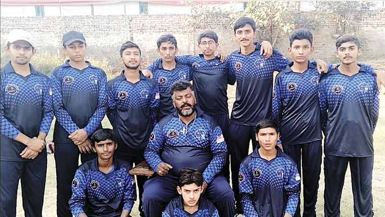  گورنمنٹ شہدائے اے پی ایس  میموریل ہائی سکول کے کھلاڑیوں  میں ٹریک سوٹ تقسیم