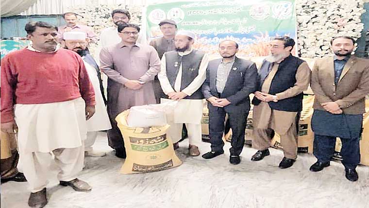 چنیوٹ:سیلاب متاثرہ 250 کسانوں میں امدادی پیکیج تقسیم