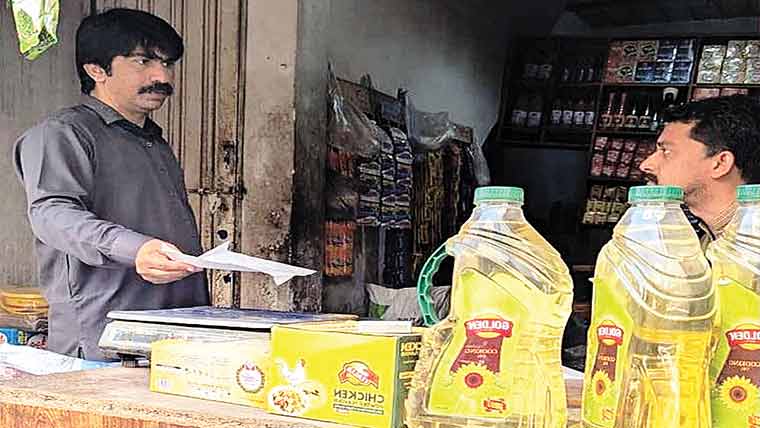 عوام کو مقررہ نرخوں پر اشیاء فراہم کرنے  کے لیے تحصیلدار کا شہر کے دورے