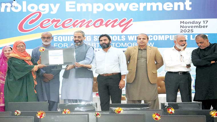 کراچی جتنے وسائل دیتا ہے وہ لوٹا دیں،منعم ظفر 