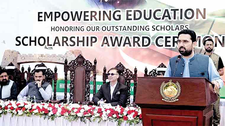 پشاور، 347 طلبا میں 6 کروڑ 40 لاکھ کے وظائف تقسیم