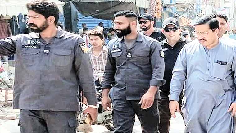 نوشہرہ :پیرا فورس کا مارکیٹوں میں آپریشن ،فٹ پاتھ واگزار 