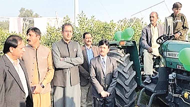 کسانوں میں ٹریکٹر وں کی  تقسیم اور سرسبز کنو نشن کا انعقاد 