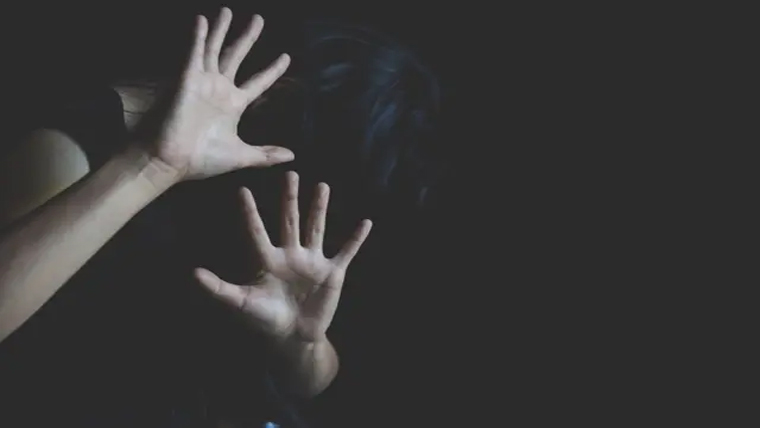  کھڈیاں خاص:اوباش کی خاتون  سے چھیڑخانی ،بال نوچے ،تھپڑمارا