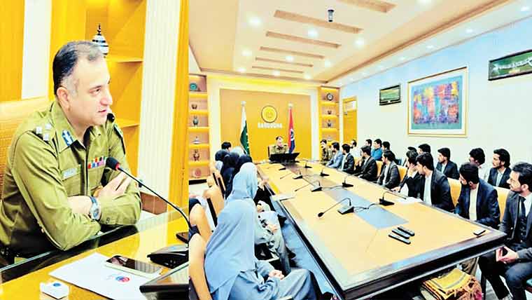  شہزاد آصف سے علامہ اقبال لاء کالج کے طلباء وطالبات کی ملاقات 