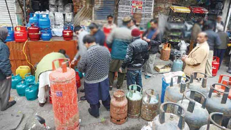 گیس بندش پر ایل پی جی مافیا کی لوٹ مارتیز: 300روپے کلو فروخت