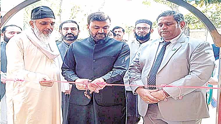 پنجاب کالج میں ہاتھ سے لکھے سب سے بڑے قرآن کی نمائش