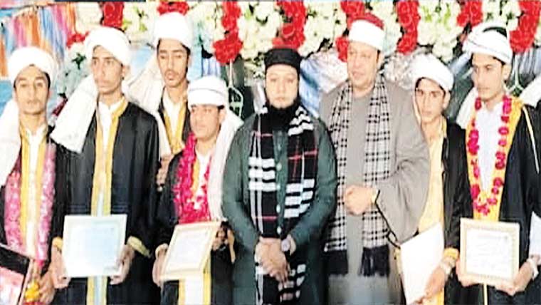  جامعۃ الامین میں فارغ التحصیل قرا کرام کی دستار بندی 