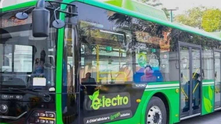 فیصل آباد:گرین الیکٹرک بس  میں خاتون نے بچی کو جنم دیدیا