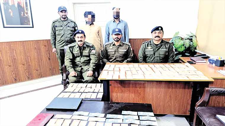  ڈاکوئوں نے باپ بیٹے کو لوٹ لیا، 2 رکنی چور گینگ گرفتار