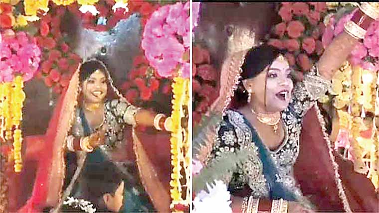  دلہن شادی میں اپنی بارات لیکر رقص کرتے پہنچ گئی