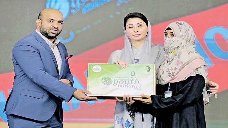 لیپ ٹاپ سکیم فیز ٹو کا افتتاح، میرا بس چلے تو ہر طالبعلم کو سکالرشپ دوں : مریم نواز 