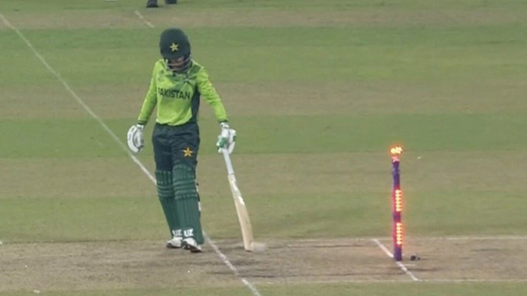  پاکستانی اوپنر منیبہ کا غلط رن  آؤٹ ،نئی بحث چھڑ گئی 