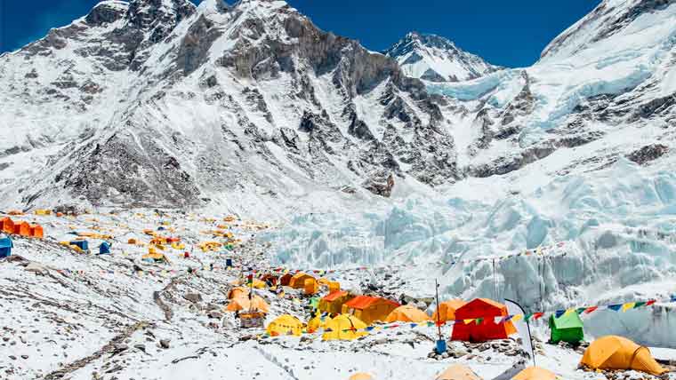 ماؤنٹ ایورسٹ :برفانی  طوفان،سینکڑوں کوہ پیما اور سیاح  ریسکیو،درجنوں افراد سے رابطہ منقطع