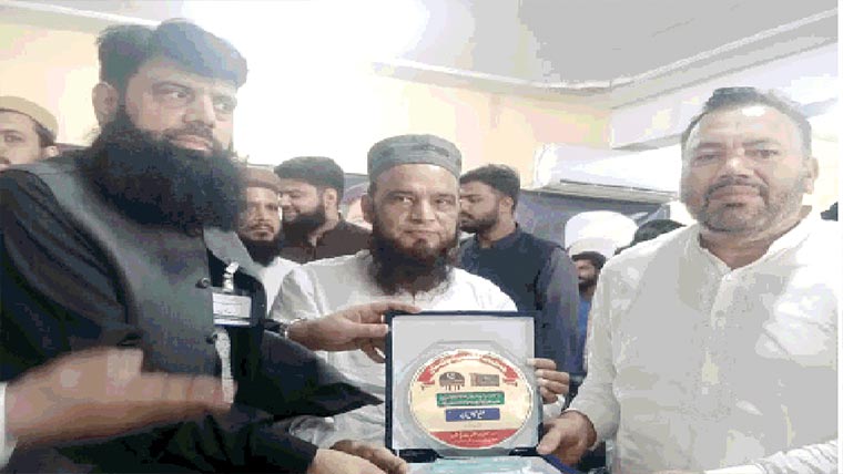 جماعتی خدمات کے اعتراف میں  مرزا عبدالحفیظ انجم کو شیلڈ پیش