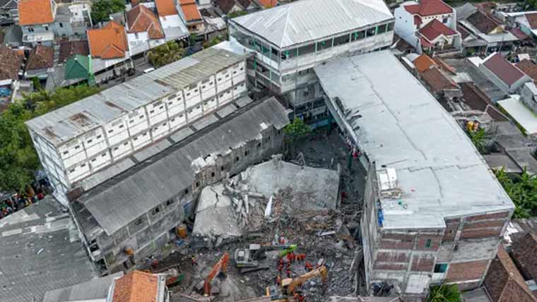 انڈونیشیا:سکول عمارت گرنے سے  جاں بحق افراد کی تعداد 45 ہو گئی